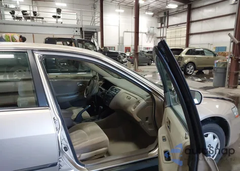 2000 Honda Accord 2.3 Lx from USA, damaged, VIN 1HGCG5643YA118812